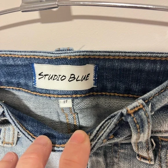 Studio Blue Women’s Size 27 Light Wash Distressed Slim Straight Jeans Raw Hem - Picture 4 of 9